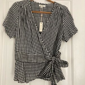 Black and white gingham print